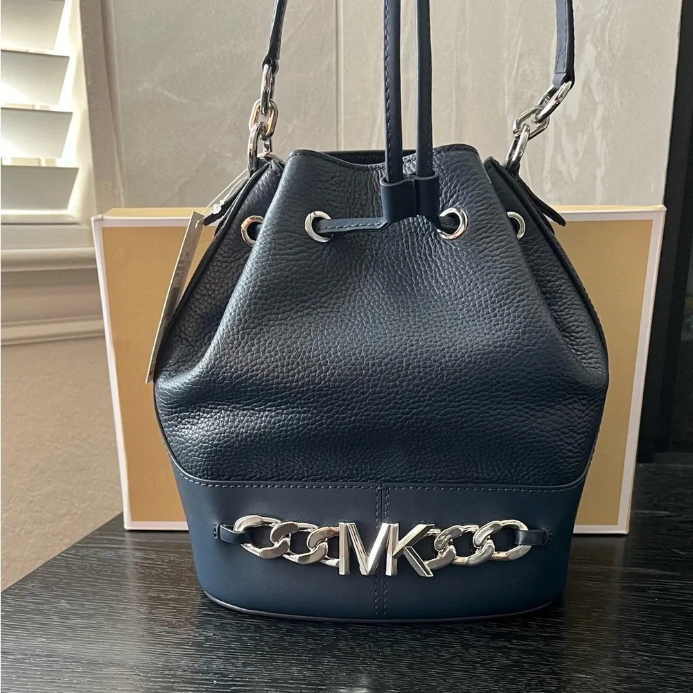 Michael Kors Medium Devon Leather Bucket Shoulder Handbag with Chain - Picture 5 of 10